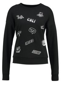 Sudadera negra con texto blanco y parches gráficos, incluyendo "LA," "CALI," y varios lemas, con cuello y puños acanalados.