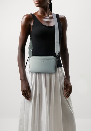 Calvin Klein, Sac bandoulière - light grey
