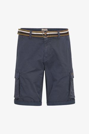 Tengeri cargo shorts, pamut anyagból készült, oldalsó zsebekkel, hajtott szegéllyel és csíkos szőtt övvel. Tiszta dizájn funkcionális részletekkel.