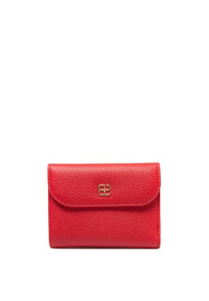 Červená texturovaná kožená peněženka se zlatým logem zdvojeného písmena B uprostřed na překlápěcí klopě, na bílém pozadí.