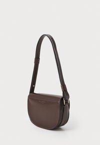 Sac à épaule en cuir marron avec un rabat arrondi, une bandoulière réglable et des garnitures en ton doré. Texture lisse avec des détails de coutures minimalistes.