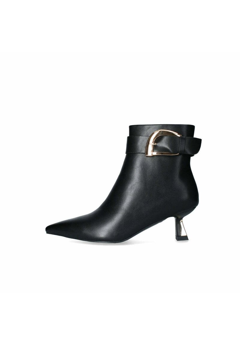 Stivaletto nero in pelle con punta affusolata, dettaglio con fibbia dorata sul cinturino e tacco scultoreo e affusolato. Texture liscia in tutto il prodotto.