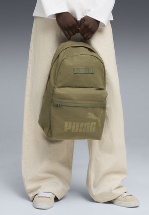 Sac à dos vert olive en tissu lisse, équipé d'une poche avant zippée et d'un logo ; dispose de deux bretelles réglables et de coutures renforcées.