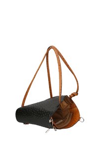 Zwarte, gestructureerde handtas met een driehoekige vorm en een tan leren schouderband. Interieur is tan met zakken, uitgerust met een ritsafsluiting en metalen hardware.