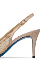 Scarpa con tacco alto color beige, con design intrecciato testurizzato e finitura lucida. Presenta una punta affusolata e una linea accentata blu.