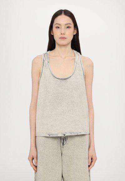 Ärmelloses Tanktop aus hellem grauen Denim mit Rundhalsausschnitt, abgedunkelter Textur und rohen Kanten, kombiniert mit passenden lockeren Hosen.