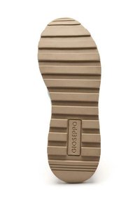 Semelle de chaussure en caoutchouc avec un motif texturé et strié. Couleur marron clair avec un logo en relief au centre. Bords lisses pour plus de confort.