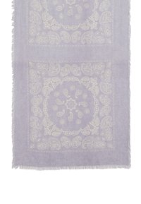 Lawendowy szalik z frędzlami, prezentujący biały wzór paisley i kwiatowy. Miękka tkanina, prostokątny kształt, misternie wykonane detale.