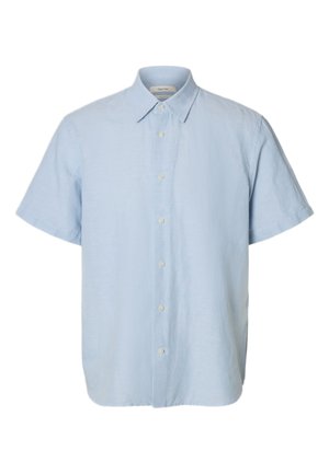 Svetlo modra srajca s kratkimi rokavi, z gumbi, z ostrim ovratnikom in ravnim robom.