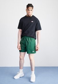 Nike Sportswear CLUB FLOW - Šortai - fir