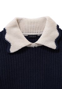 Marineblauer Strickpullover mit einem cremefarbenen, gewellten Kragen. Verfügt über eine gerippte Textur und ein dezentes Logo-Label am Kragen.