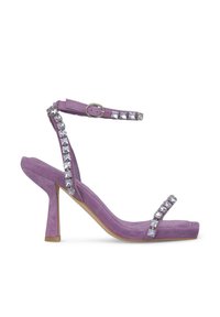 Lila Wildleder-High-Heelsandalen mit quadratischer Zehenpartie, dünnem Knöchelriemen und Verzierung aus klaren Edelsteinen entlang des Riemens.