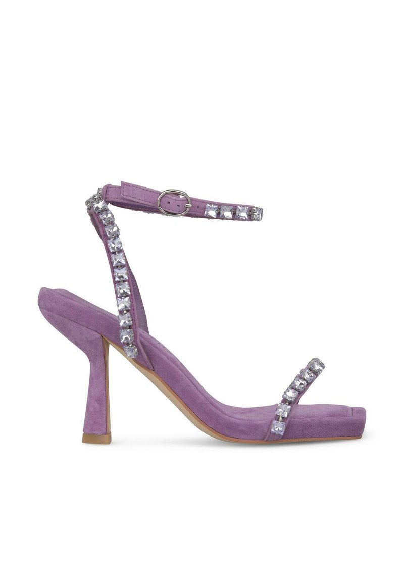 Lila Wildleder-High-Heelsandalen mit quadratischer Zehenpartie, dünnem Knöchelriemen und Verzierung aus klaren Edelsteinen entlang des Riemens.