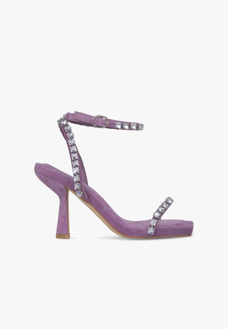 Lila Wildleder-High-Heelsandalen mit quadratischer Zehenpartie, dünnem Knöchelriemen und Verzierung aus klaren Edelsteinen entlang des Riemens.