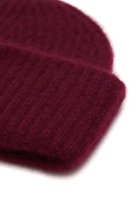 Beanie in borgogna realizzata in morbida lana testurizzata, con un motivo a coste e un bordo piegato per calore e comfort.