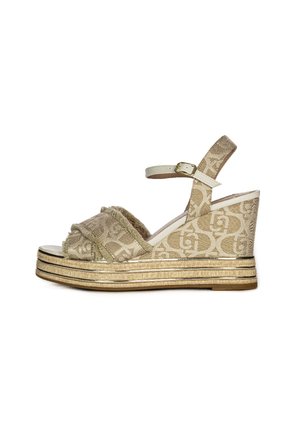 - Sandały na platformie