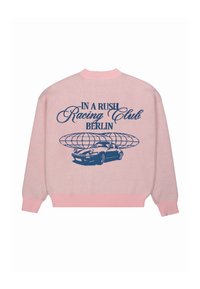 Pull en maille rose avec un motif de voiture et le texte : "IN A RUSH Racing Club BERLIN" en bleu foncé. Poignets et ourlet côtelés.