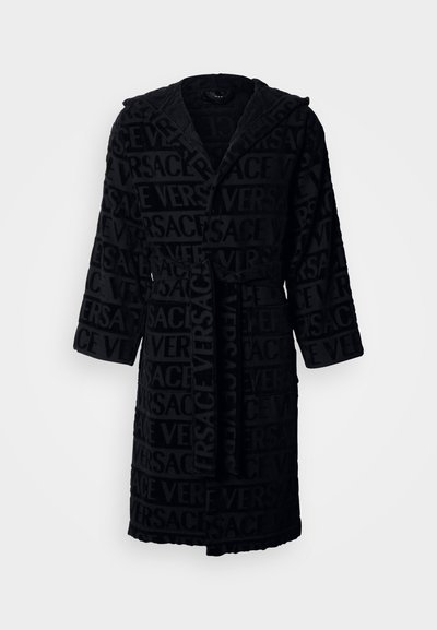 Čierny župan s textúrovaným vzorom slova „VERSACE“ v rôznych veľkostiach. Obsahuje kapucňu, opasok a dlhé rukávy. Mäkká látka.
