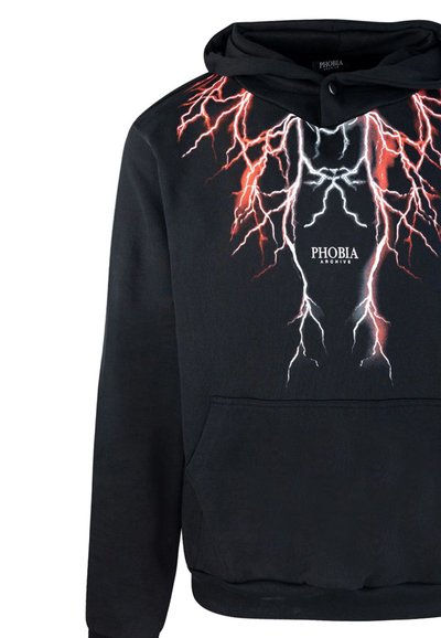 Felpa nera con cappuccio, caratterizzata da una grafica a fulmine rossa e bianca sulla parte anteriore, tasca frontale e cappuccio regolabile con cordoncino.