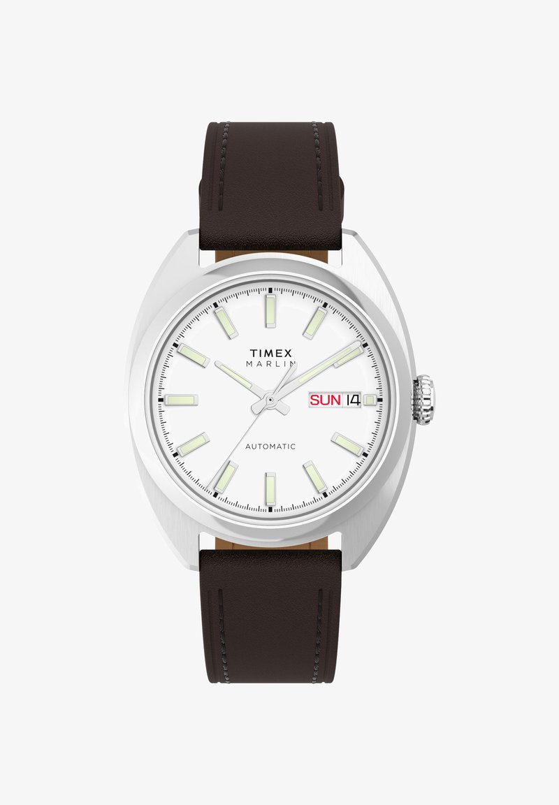 Montre-bracelet automatique Timex Marlin avec cadran blanc, index lumineux, affichage jour-date, boîtier argenté et bracelet en cuir marron foncé.