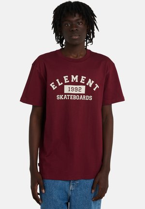 Bordowa bawełniana koszulka z białym nadrukiem "ELEMENT 1992 SKATEBOARDS", krótkimi rękawami i luźnym krojem.