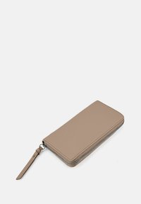 Portafoglio in pelle beige con una texture liscia, chiusura a zip intorno e un cinturino da polso. Presenta un design semplice e rettangolare.