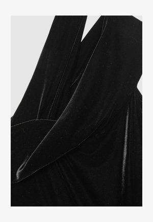 Czarna aksamitna sukienka z szerokimi ramiączkami i swobodnym krojem. Wykonana z gładkiego materiału, posiada delikatny połysk i subtelne fałdy.