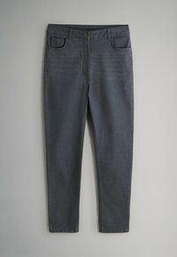 Pantalones de mezclilla gris oscuro con corte ajustado, que cuentan con cinco bolsillos, una cinturilla con cierre de botón y detalles de textura sutiles.