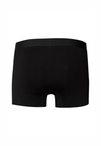 Fekete férfiak boxeralsója széles derékpánttal, hátulról, fehér háttér előtt bemutatva.