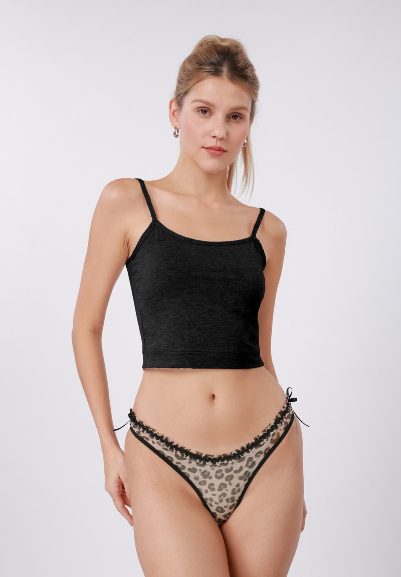 Čierny krátky top s tenkými ramienkami, doplnený priesvitnými leopardími nohavičkami s čiernou čipkovou lemovkou a viazaním na bokoch.