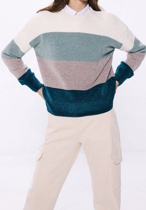 Gestreepte gebreide trui met kleuren: crème, teal, stofroze en donker teal. Geribbelde manchetten en zoom, textuurstof, losse pasvorm.