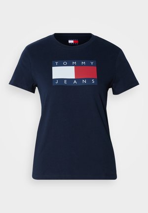 Mørkeblå T-skjorte laget av bomull, med et rektangulært logo i røde, hvite og mørkeblå nyanser og teksten "TOMMY JEANS".