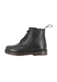 Stivale alla caviglia nero realizzato in pelle texture, presenta una chiusura con lacci, punta rotonda e una robusta suola in gomma con un leggero tacco.