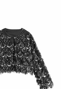 Schwarze cropped Jacke mit Pailletten- und Fransen-Design, rundem Halsausschnitt und Knopfverschluss. Strukturiert Oberfläche mit reflektierenden Elementen.