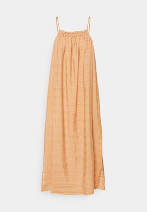 Pfirsichfarbenes, ärmelloses Maxikleid mit dünnen Trägern, gerafftem Ausschnitt, subtil karierter Struktur und seitlichem Schlitz auf einfarbigem Hintergrund.