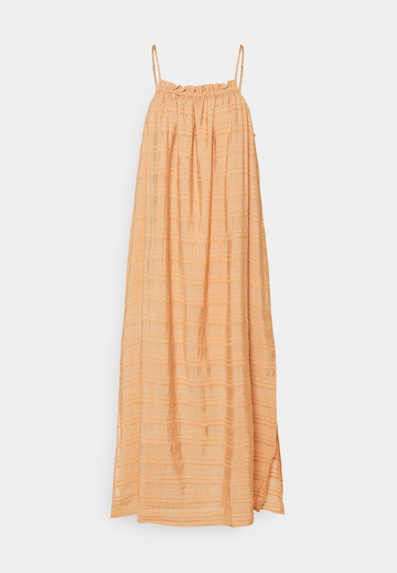 Robe longue sans manches couleur pêche avec fines bretelles, encolure froncée, texture subtile à carreaux et fente latérale sur fond uni.