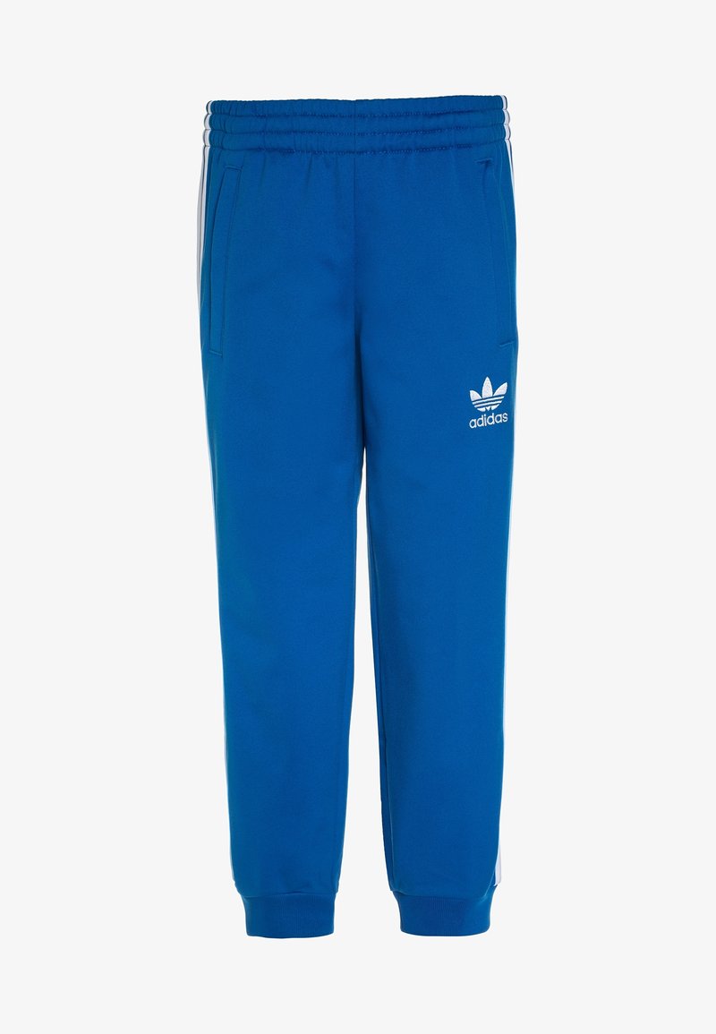 Siniset Adidas-urheiluhousut, joissa on joustava vyötärö, sivutaskut, raidoitetut hihnat ja valkoiset sivuraidat sekä Adidas-trefoillogo vasemmassa reidessä.