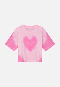 Roze tie-dye croptop met een groot hartontwerp op de achterkant, met korte mouwen en een ronde hals. Zachte katoentextuur.