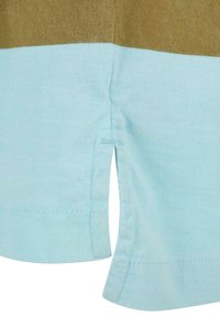 Krautu īsām piedurknēm krekls ar horizontālu krāsu bloku dizainu brūnā un gaiši zilā krāsā, ar sānu malām un mīkstu kokvilnas tekstūru.