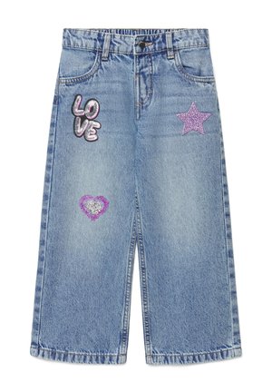 Jean large en denim bleu avec des patchs à sequins formant le mot love, une étoile violette et un cœur violet à l'avant.