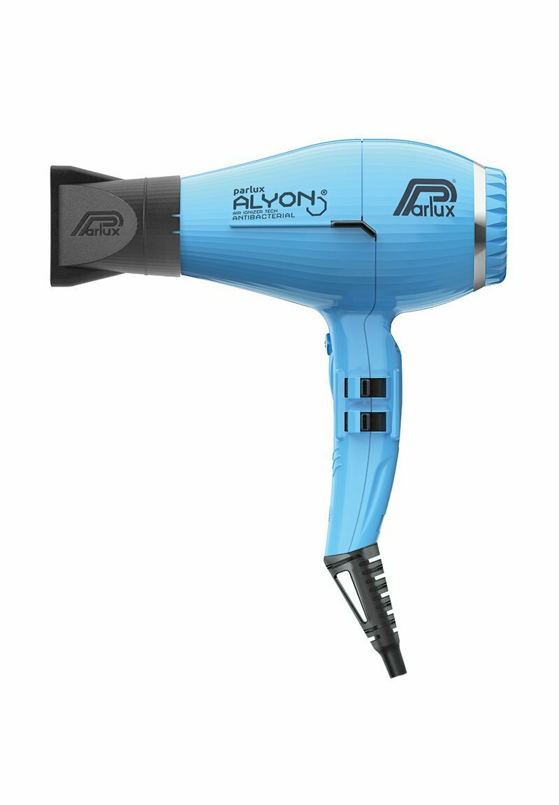 Blauwe haardroger met antibacteriële technologie, met een compact ontwerp, een gestructureerde behuizing en een zwarte mondstuk voor gerichte luchtstroom.