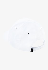 Vit basebollkepps med en böjd skärm, strukturerad krona, ventilationshål, justerbar rem bak och en logotags nära remmen.