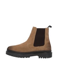 Botte Chelsea en daim marron avec des panneaux élastiques noirs sur les côtés et une languette de tirage, équipée d'une semelle en caoutchouc noir robuste et d'une finition texturée.