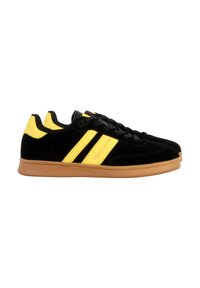 Zapatillas de ante negro con acentos amarillos, que presentan dos rayas amarillas y una suela de goma. Diseñadas para un ajuste de perfil bajo y comodidad.