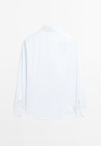 Camicia a righe blu chiaro a maniche lunghe con colletto button-down e orlo arrotondato. Presenta polsini con bottoni e una sottile trama.