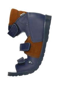 Námořnické kožené sandály z hnědé semišové kůže se dvěma nastavitelnými pásky na suchý zip, otevřená špička a strukturovaná gumová podrážka pro lepší přilnavost.