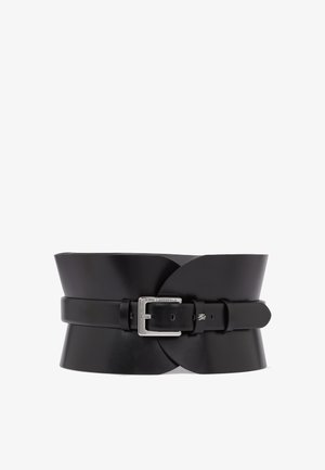 Črn usnjen širok pas z gladko teksturo, ki ima prekrivajoč dizajn in pravokotno srebrno zaponko z graviranim blagovno znamko.