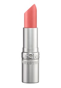 Rosa Lippenstift in einer silbernen Metalltube, mit einer glatten, schrägen Spitze und gravierten Verzierungen am Boden für besseren Halt.
