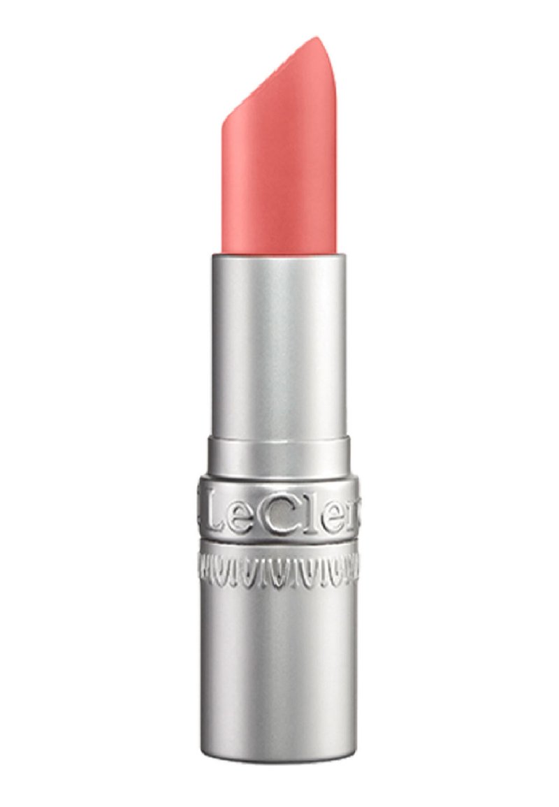 Rosa Lippenstift in einer silbernen Metalltube, mit einer glatten, schrägen Spitze und gravierten Verzierungen am Boden für besseren Halt.
