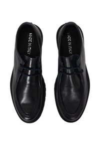 Scarpe in pelle blu navy con punta arrotondata, dettagli cuciti e suola confortevole. Interno contrassegnato "Made in Italy".